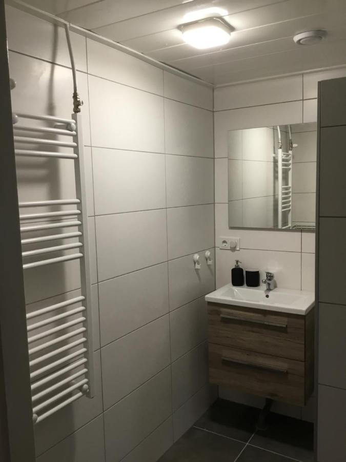 Landelijk Gelegen Huisje Op Erf Veeningen Exterior foto